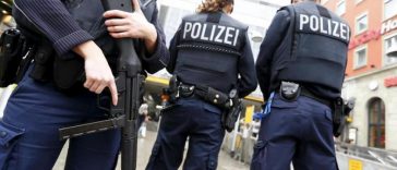 prisoner takes jail worker hostage