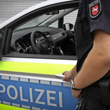 Polizei Wolfsburg sucht nach Unfallflucht weisses Motorrad reference 4 3